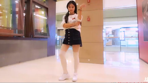 白丝袜超短裙跳《咋了爸爸》,商场里淡定尬舞的可爱妹纸!